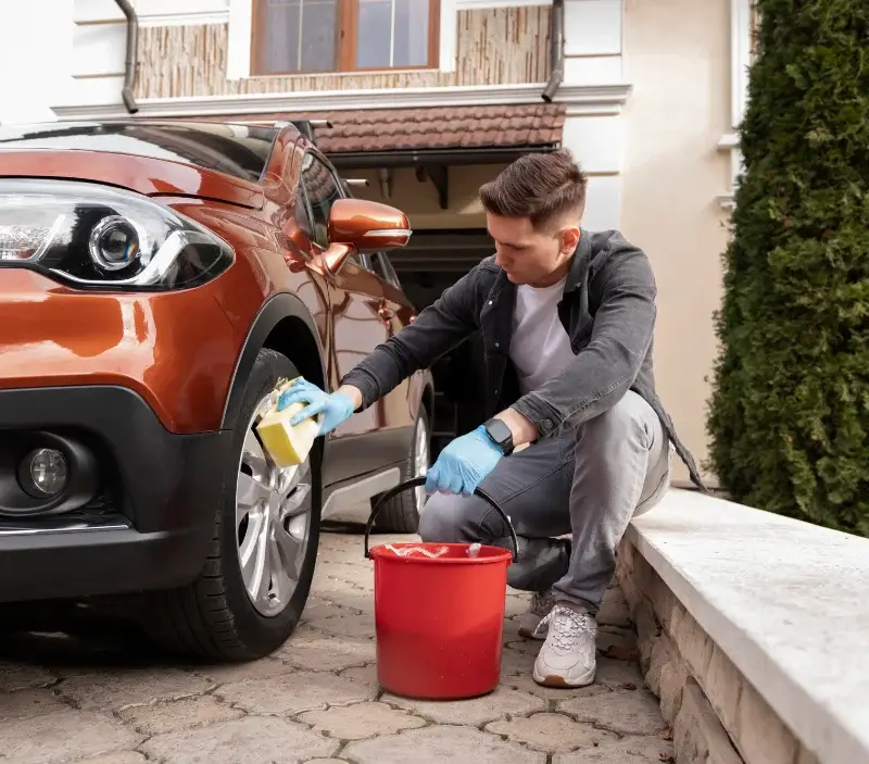 Lavage auto à domicile Bize : professionnel intervenant sur un véhicule